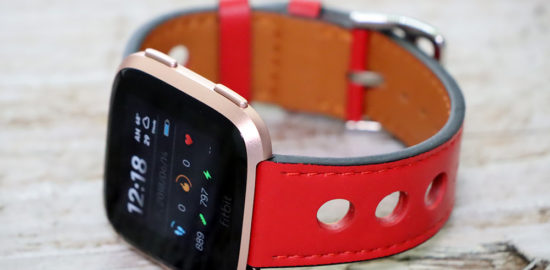 赤いベルトに交換したFitbit Versa