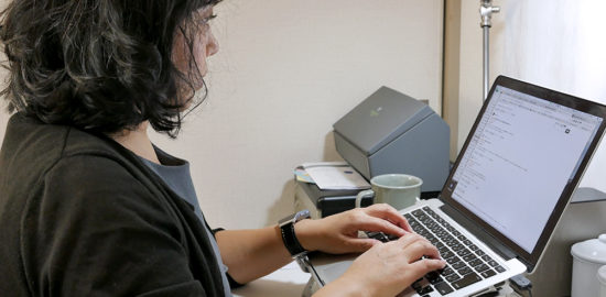 ノートパソコンスタンドで姿勢がこれだけかわります