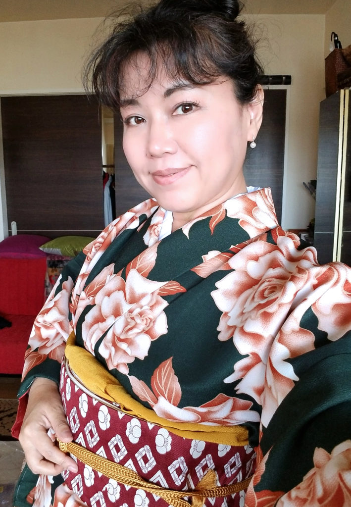深緑色にオレンジのバラ