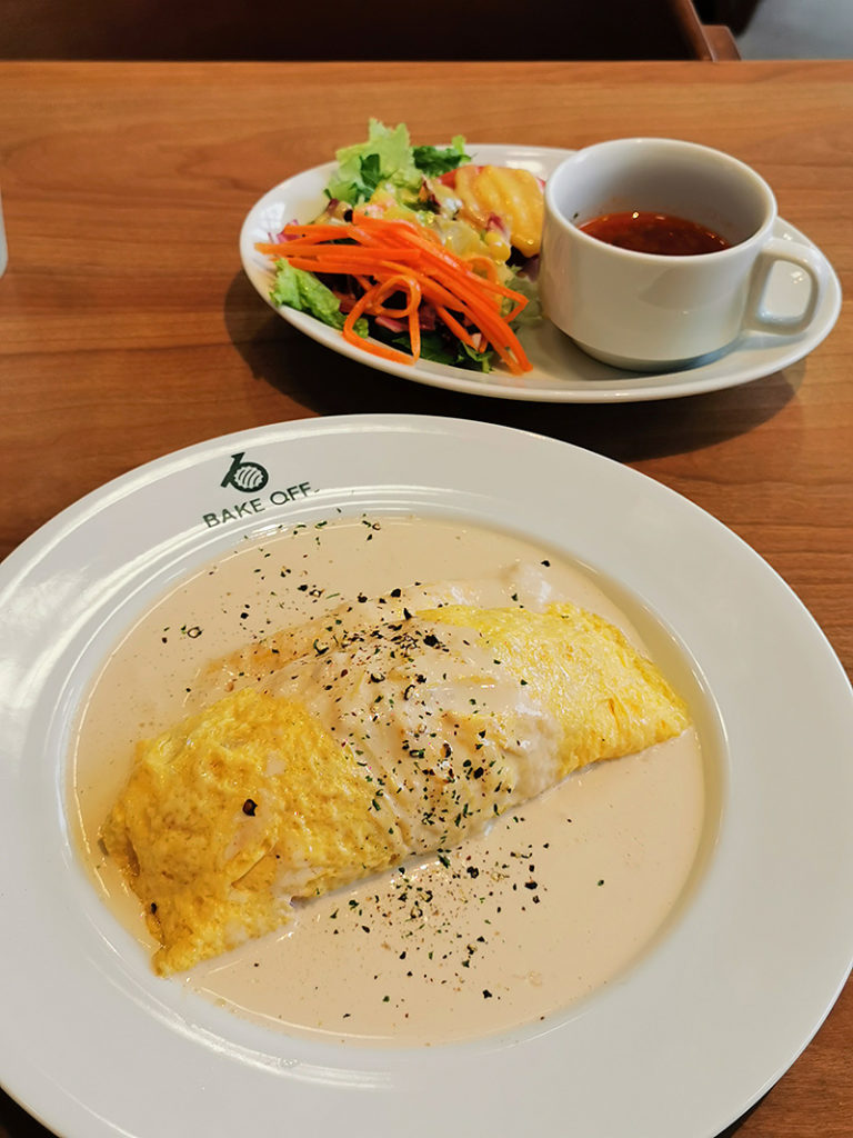 クリームソースがたっぷりのオムライス!