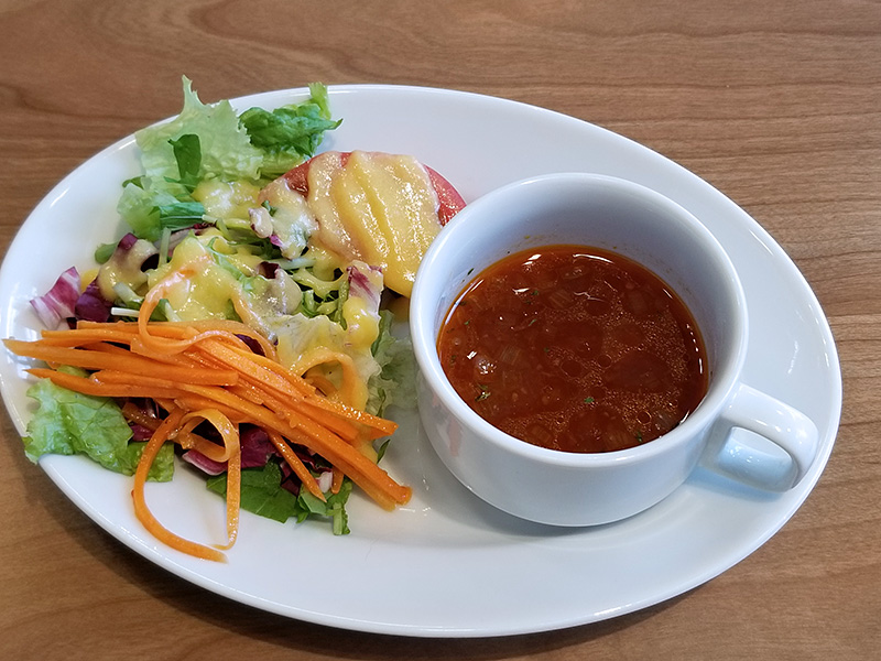 定番のサラダとスープ