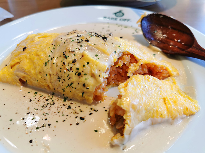 中はケチャップライスなんだけど