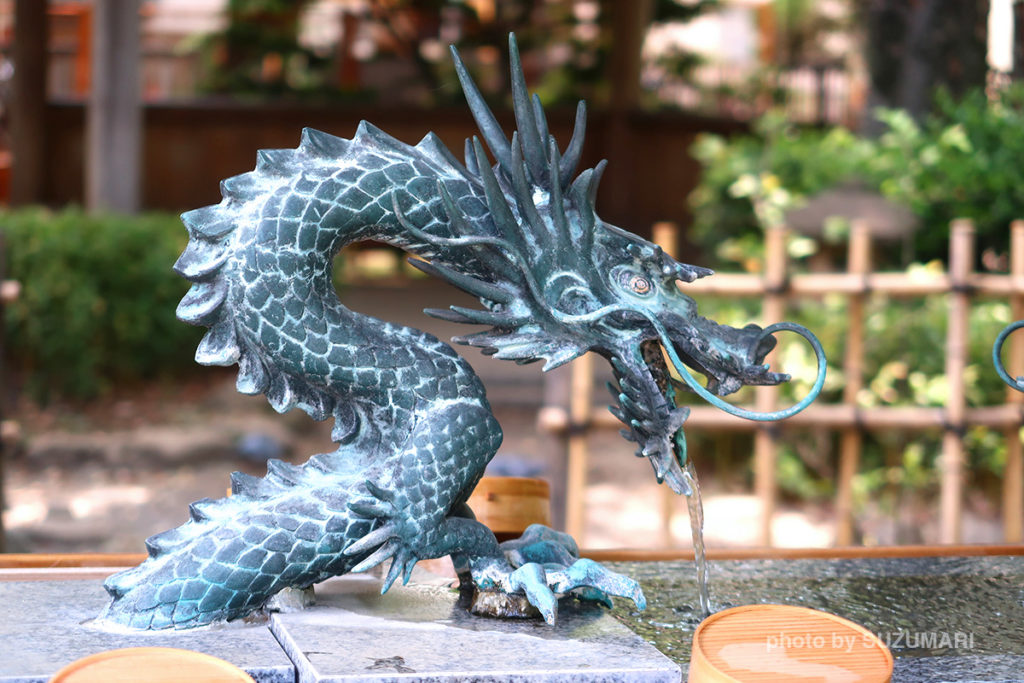 手水舎の龍