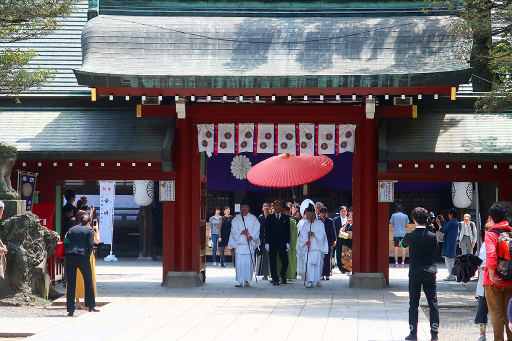 随神門を入ると、すぐに結婚式の行列に遭遇