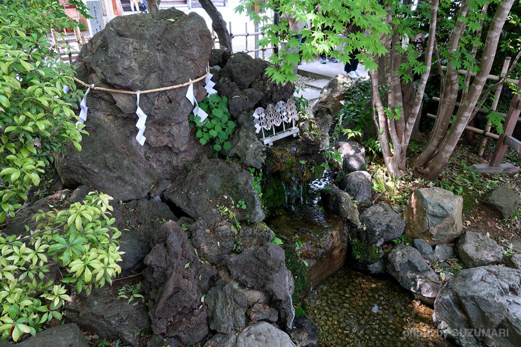 水神社の脇