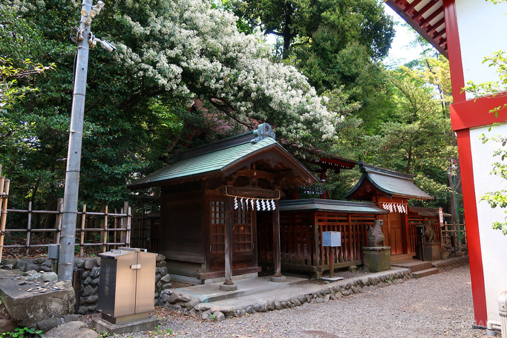 御神馬舎(手前)と東照宮