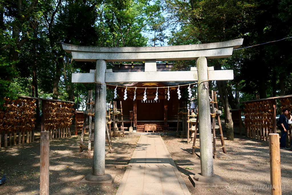随神門の外にある宮乃咩神社(みやのめじんじゃ)