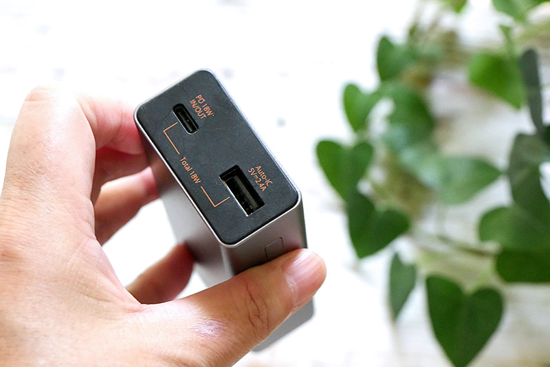 このサイズで2台同時充電とかありがたい