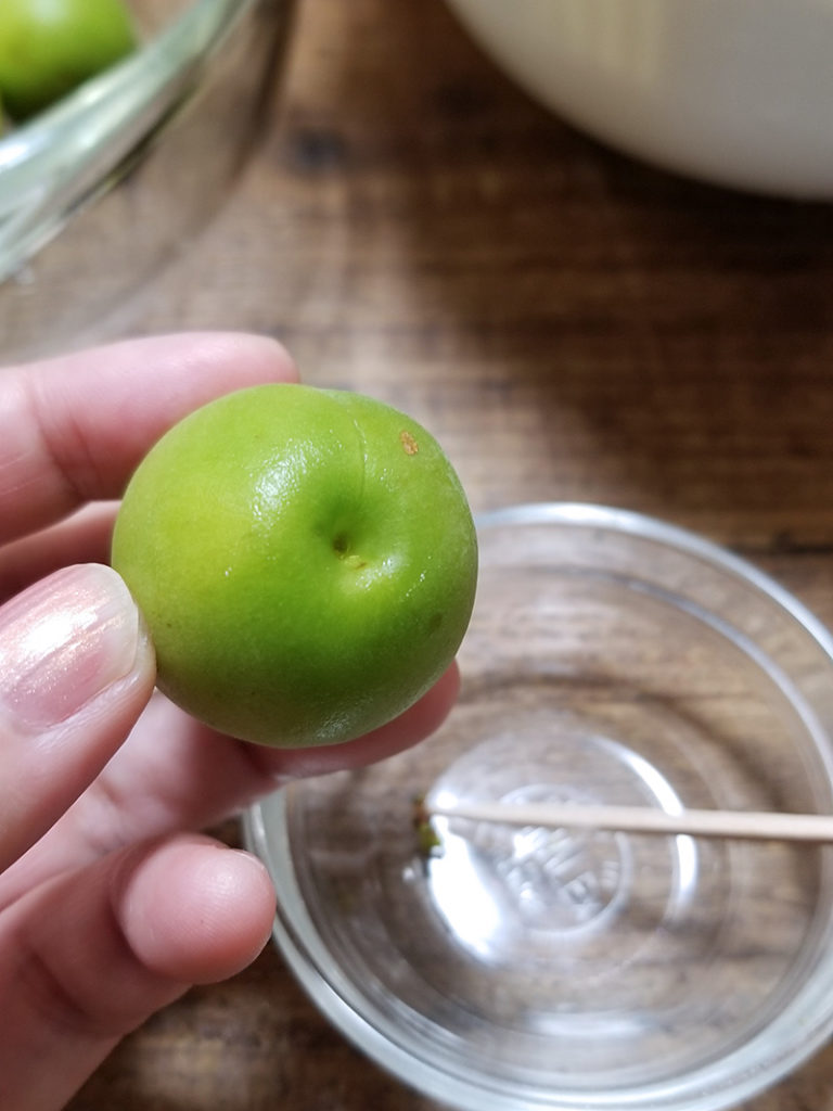 青梅のヘタを取り除きます