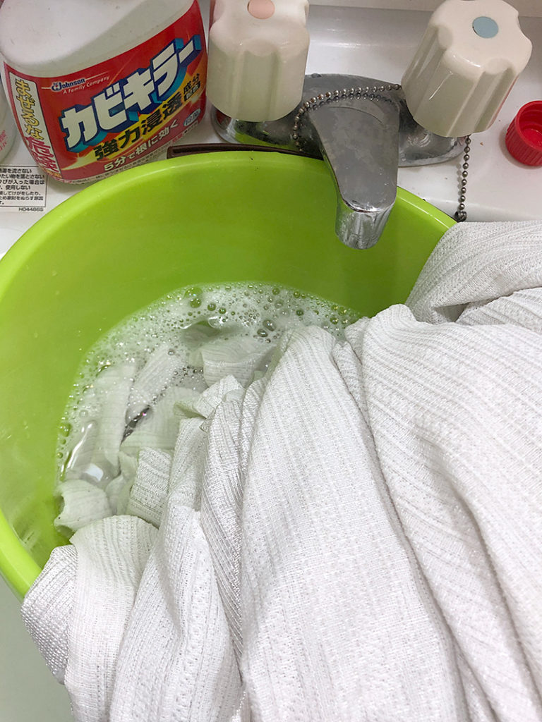 カビキラーでカーテンのカビを除去