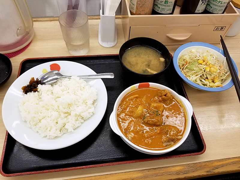 生野菜サラダをつけたバターチキンカレー