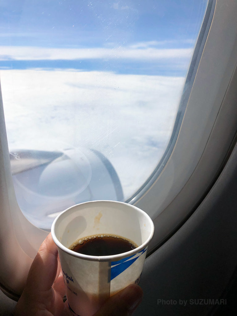 空港で冷え切った体に、バンコクエアウェイズのホットコーヒーが染みました