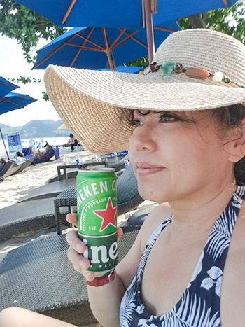 麦わら帽子と缶ビール