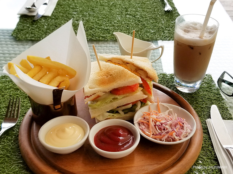 カフェバー「EAT」でランチ