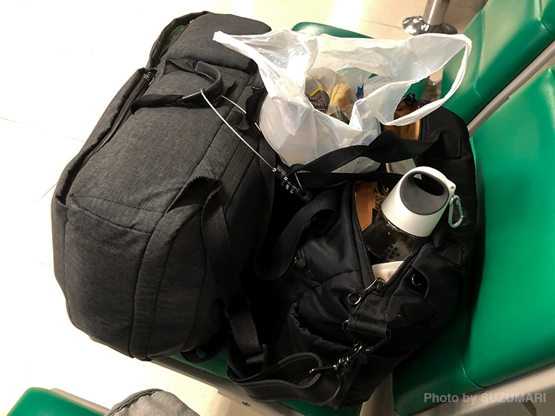 こんな感じで荷物をガードしつつおにぎり食べたというね。