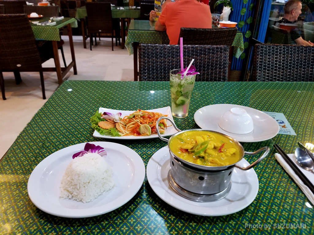 カイピリーニャとパパイヤのサラダ、イエローカレー