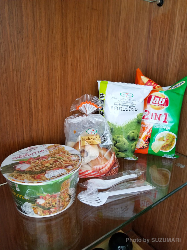 コンビニ商品をホテルの棚に常備(笑)