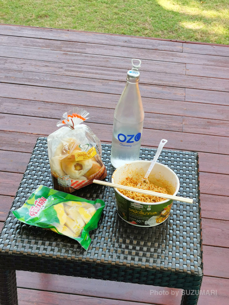 パン、カップ麺、パパイヤのピクルス
