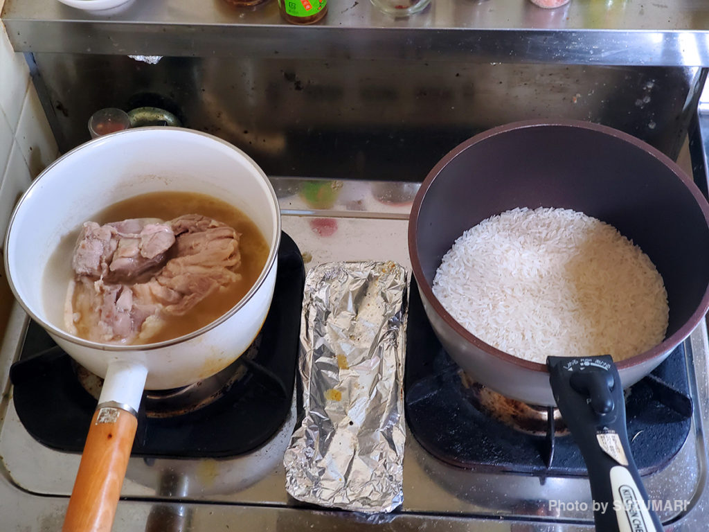 鶏肉を茹でてから、茹で汁で炊飯