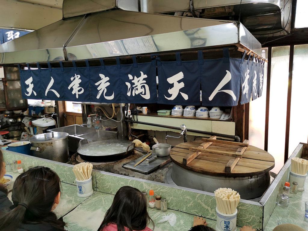 大きな鍋が見える福寿の店内