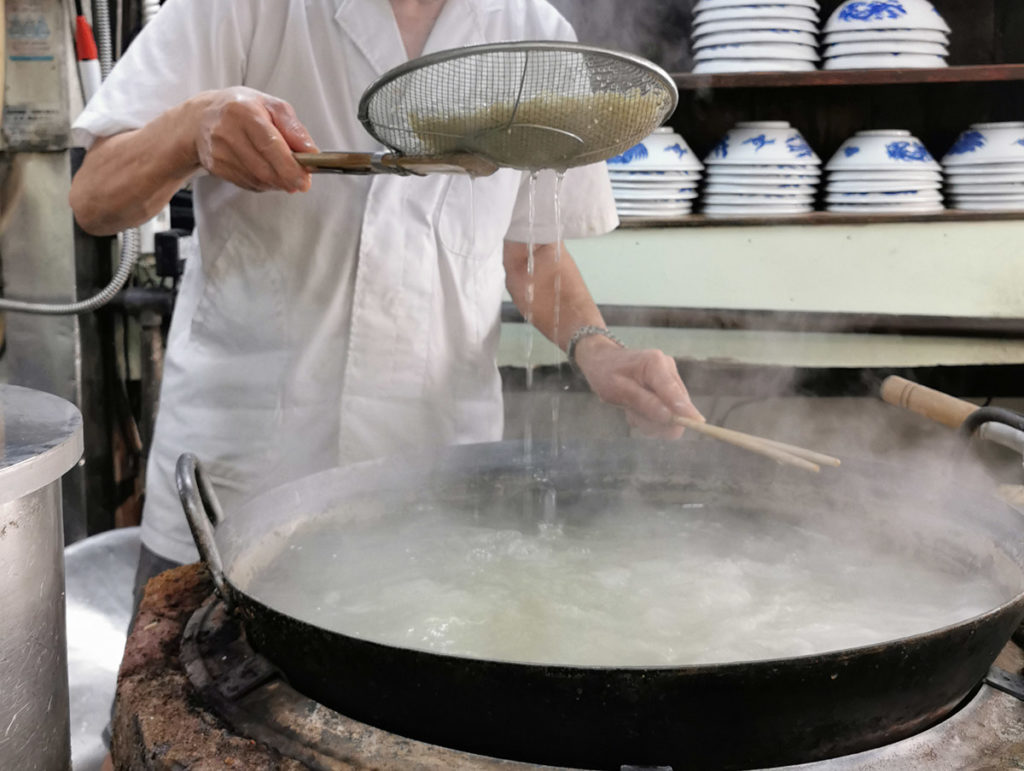 麺をチャッチャ