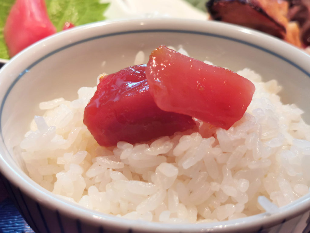 まぐろをご飯に乗せる