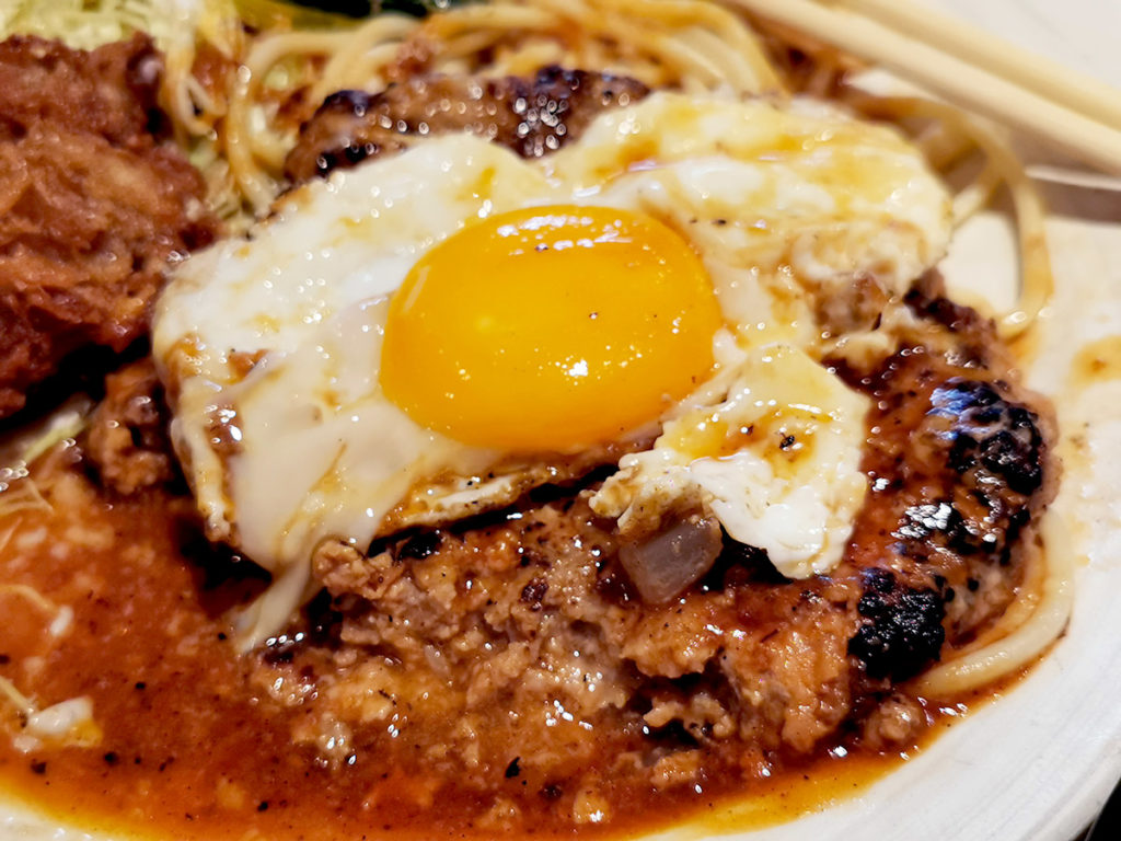 目玉焼き乗せた