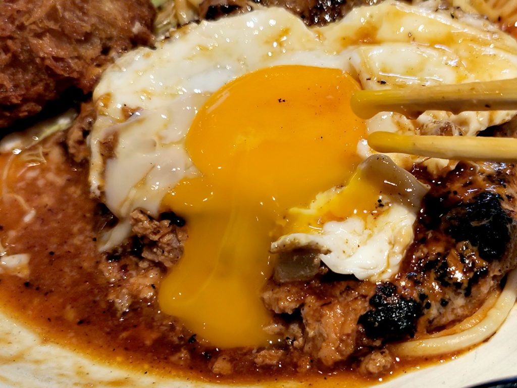目玉焼きの黄身がとろーり