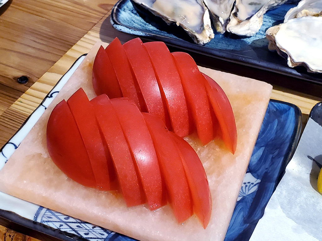 岩塩のプレートででてきた冷やしトマト
