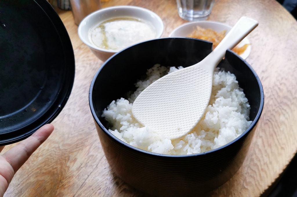 運ばれてきたご飯