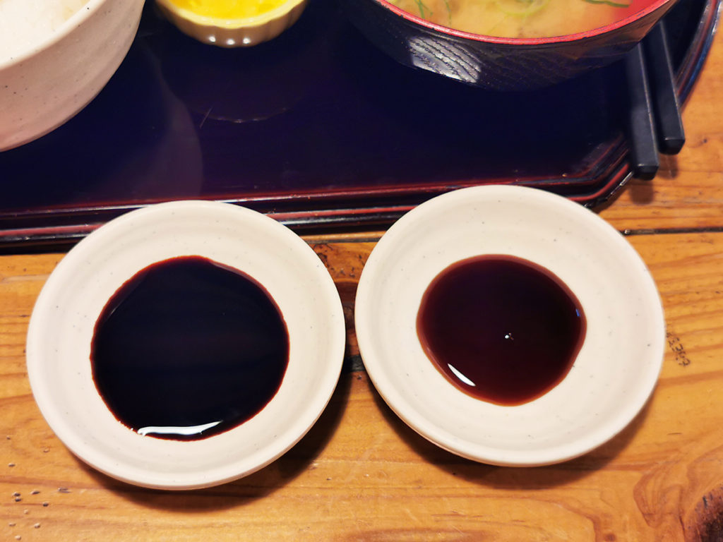 刺身醤油(左)としじみ醤油(右)
