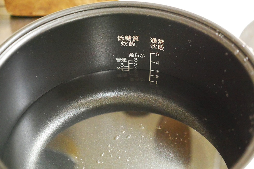 外釜に水を入れる