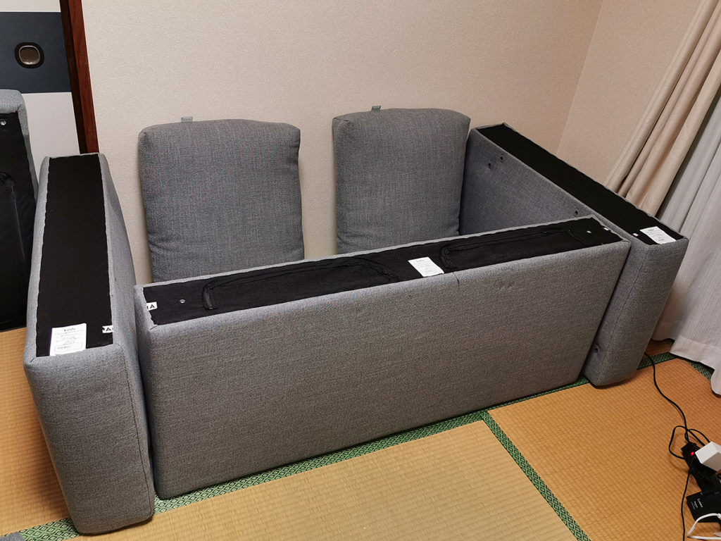 ソファーを組み立てる