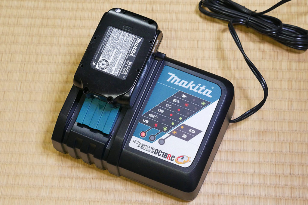 充電中のマキタのバッテリー