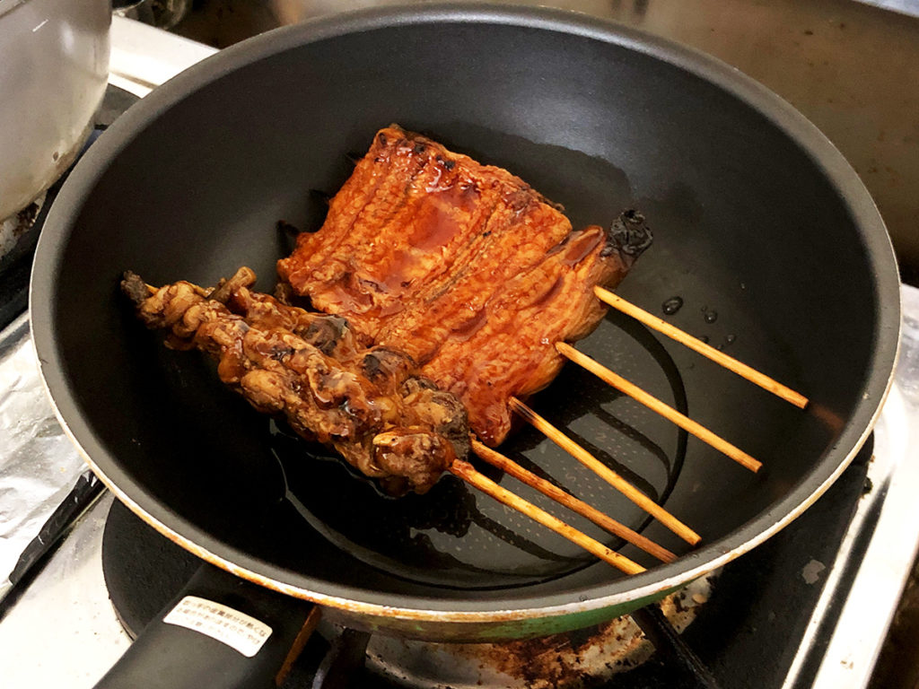 中華鍋に鰻を串ごといれて、水も入れる