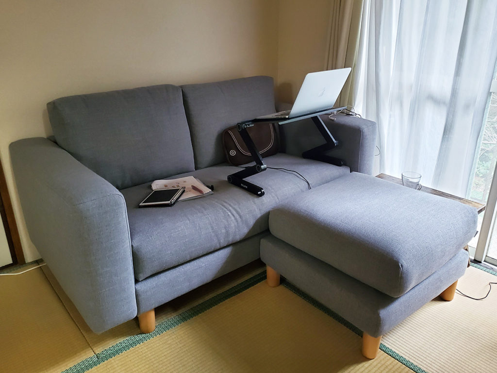 パソコンデスクを置いてみたり